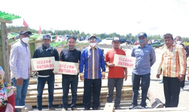 Bupati Buton Serahkan 14 Unit Bantuan Rumpon Laut Dalam ke Nelayan Lasalimu Selatan