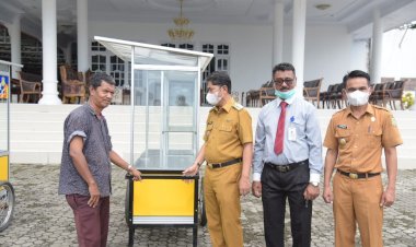 Bupati Buton Serahkan Bantuan CSR Bank Sultra Berupa Gerobak Dorong untuk Pedagang Kaki Lima