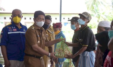 Bupati Buton Serahkan Bantuan Sosial  Lansia di Desa Siomanuru