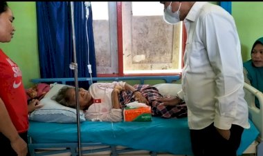 Resmikan UPTD Puskesmas Lasalimu Selatan, Bupati La Bakry Sempatkan Diri Kunjungi Pasien Lansia