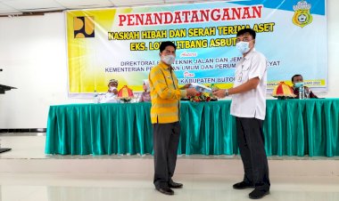 Bupati Buton Tandatangani Naskah Hibah dan Serah Terima Aset Eks Loka Litbang Asbuton