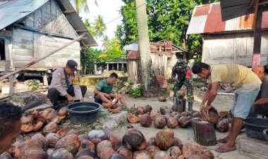 Atasi Kelangkaan Minyak Goreng, Bhabinkamtibmas, Babinsa dan Kepala Desa Ajak Ibu-ibu PKK Desa Wabula Bikin Minyak Goreng dari Kelapa