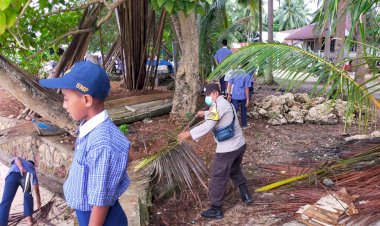 Sambut Hari Air Sedunia, DFW Gelar Aksi Bersih Pantai di Wabula