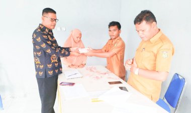 Jelang Ramadhan, Pemdes Bajo Bahari Salurkan Insentif Kelembagaan
