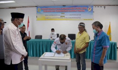 Serahkan Dana Hibah Daerah ke KONI, Kepala Dispora Buton Bilang Begini