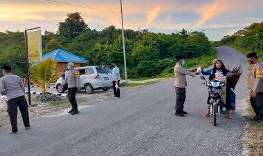 Berbagi Berkah Jelang Buka Puasa, Polsek Wabula Turun ke Jalan Bagi-bagi Takjil