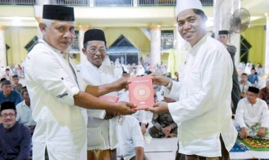 Safari Ramadan di Desa Dongkala, Bupati Buton Wakafkan Alquran