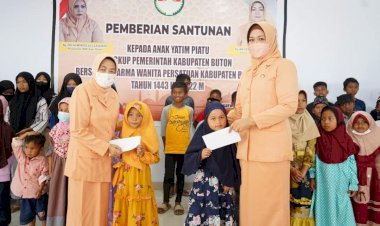 Dharma Wanita Kabupaten Buton Santuni Anak Yatim Piatu
