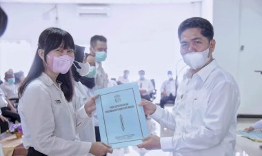 Bupati Buton Serahkan SK 194 PNS dan 20 P3K Non Guru