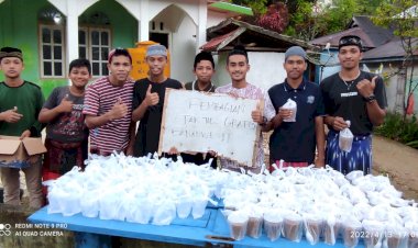 Berbagi Berkah, Karang Taruna Bersama Remaja Mesjid Nurul Yakin Banauwe II Bagi-Bagi Takjil