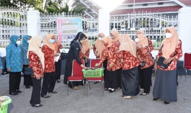 DWP, TP PKK dan Forum Anak Buton Berbagi Takjil ke Pengendara