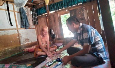 Jelang Lebaran, Relawan Bakry Bagikan Puluhan Paket Sembako ke Lansia