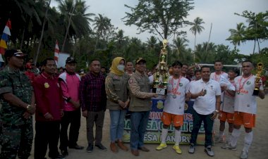 UD Mutiara FC Raih Juara I Turnamen Futsal Babinsa Cup III di Desa Manuru.