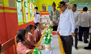 Siswa SDN 115 Buton Pamer Karyanya kepada Bupati