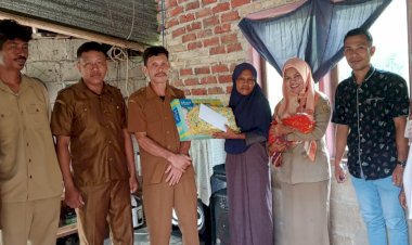 Pemdes Tumada Beri Bingkisan Kepada Warganya yang Melahirkan di Puskesmas