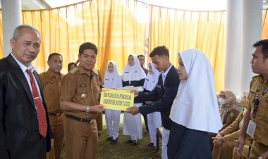 Bupati Buton Serahkan Bantuan Biaya Pendidikan Beasiswa Buton Cerdas