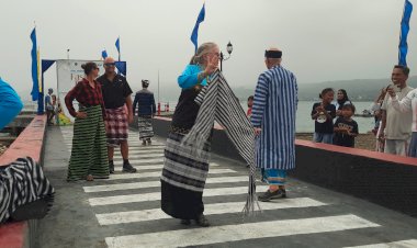 Turis Asing Ikut Peragaan Busana Adat Buton di Ajang Fashion Week Festival Teluk Pasarwajo