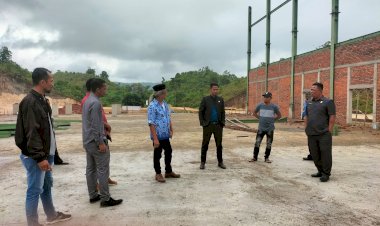 Anggota DPRD Buton Bersama Kepala OPD Tinjau Pembangunan GOR