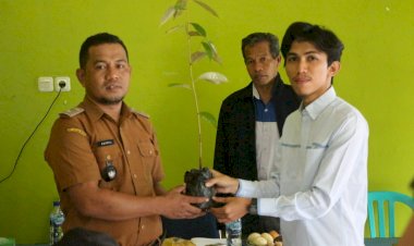 Warga Desa Mantowu Terima CSR Bibit Tanaman Produktif dari PLTM Winning