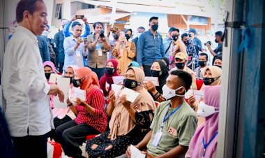 Presiden Jokowi Serahkan BLT BBM di Buton Selatan