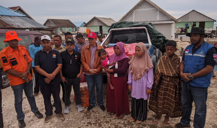 Pj Bupati Buton Berikan Bantuan kepada Korban Bencana Angin Kencang