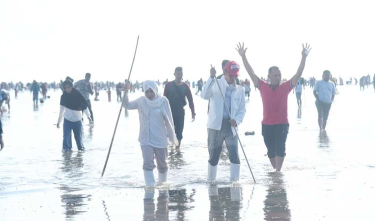 Hadiri Ritual Kabaria, Pj Bupati Buton Apresiasi Kepatuhan Masyarakat Desa Kondowa dan Dongkala Menjaga Kelestarian Biota Laut