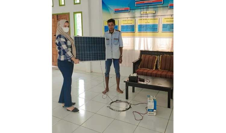 Pemerintah Desa Kabawakole Bagikan Lima Unit Alat Kejut Hama ke Warga