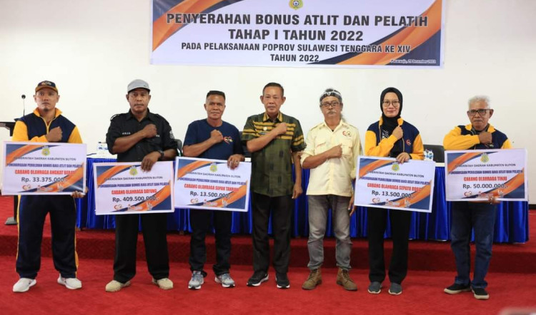 Pemkab Buton Salurkan Bonus Atlit dan Pelatih Porprov XIV Sultra, Berikut Rincian Jumlahnya