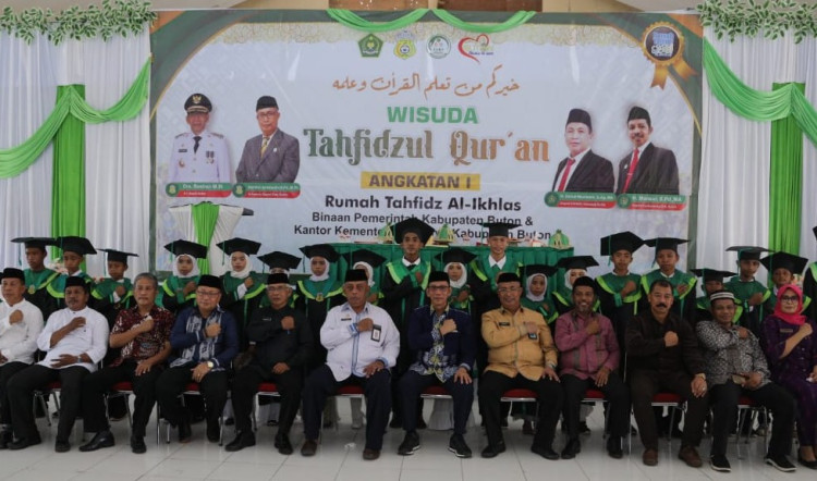 52 Santri Tahfidz Qur'an Al Ikhlas Angkatan I di Wisuda