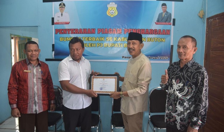 Pj Bupati Buton Berikan Penghargaan kepada Bumdes Takawa Mainawa