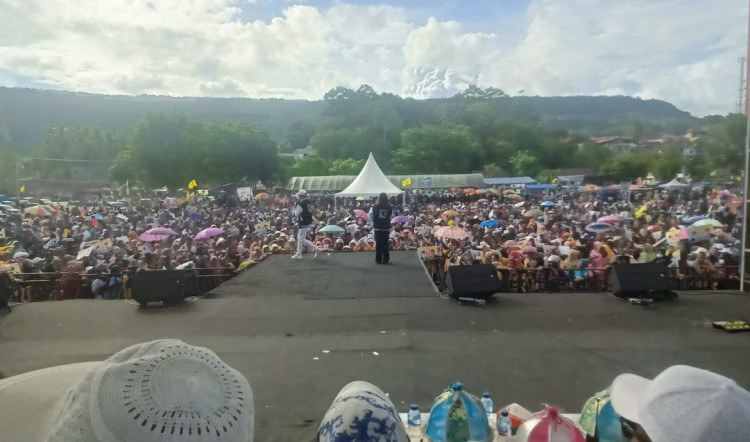 Bakry-Wawan Gelar Kampanye Akbar, Ribuan Masa Hadir di Lapangan Banabungi