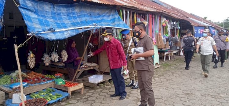 Lagi, Bupati Buton Bagi Ribuan Masker di Pasar Sabho dan Kaloko