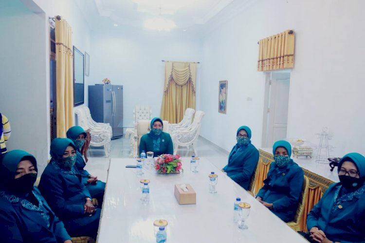 Ny Delya Montolalu La Bakry Saksikan Pelantikan Ketua TP PKK Butur, Koltim dan Konkep Secara Virtual