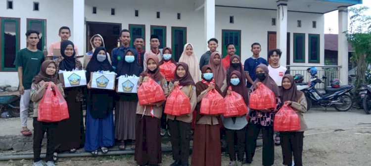 Kader Saka Bahari Buton Bagi-bagi Takjil di Sejumlah Masjid di Pasarwajo