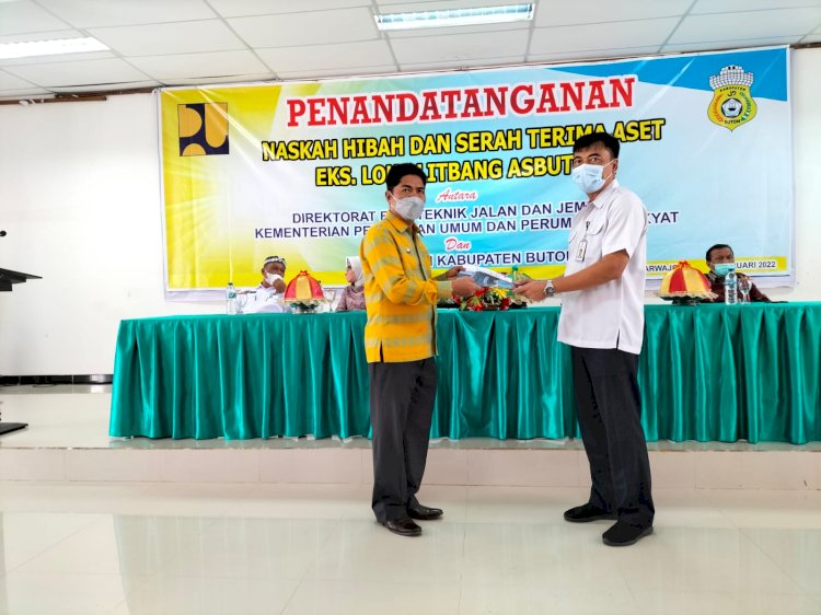 Bupati Buton Tandatangani Naskah Hibah dan Serah Terima Aset Eks Loka Litbang Asbuton