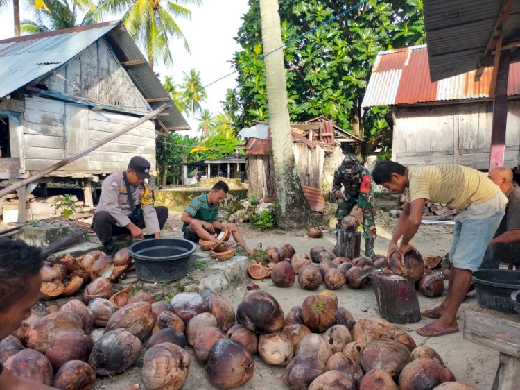 Atasi Kelangkaan Minyak Goreng, Bhabinkamtibmas, Babinsa dan Kepala Desa Ajak Ibu-ibu PKK Desa Wabula Bikin Minyak Goreng dari Kelapa