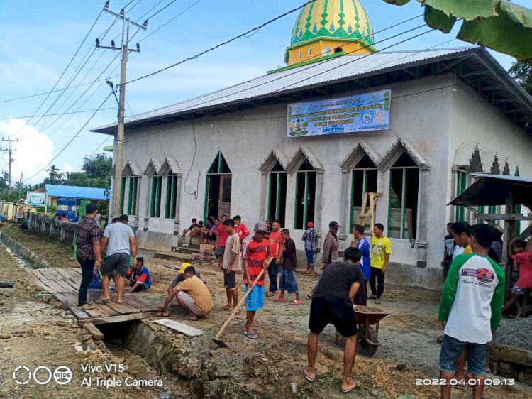Sambut Ramadhan 1443H, Warga Desa Mabulugo Bersih-bersih Masjid