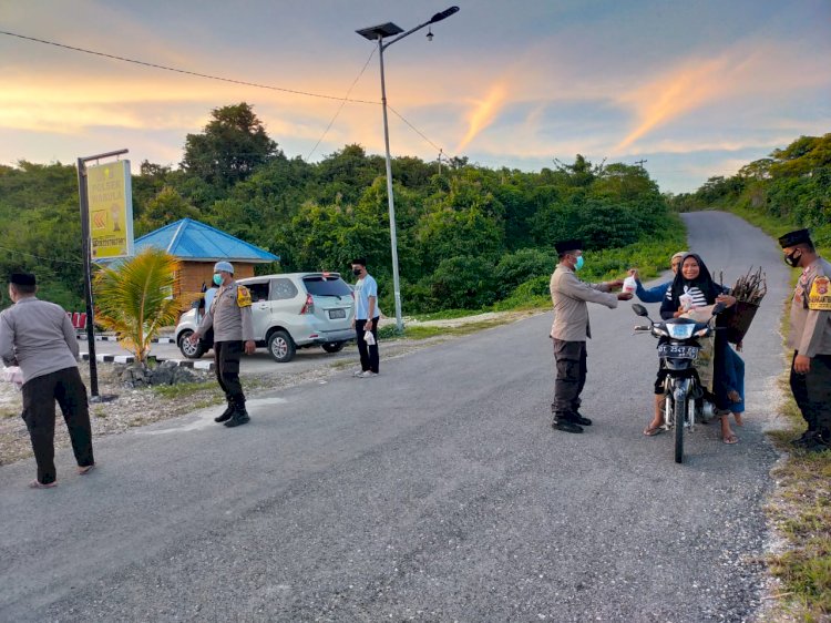 Berbagi Berkah Jelang Buka Puasa, Polsek Wabula Turun ke Jalan Bagi-bagi Takjil