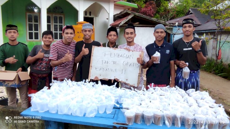 Berbagi Berkah, Karang Taruna Bersama Remaja Mesjid Nurul Yakin Banauwe II Bagi-Bagi Takjil
