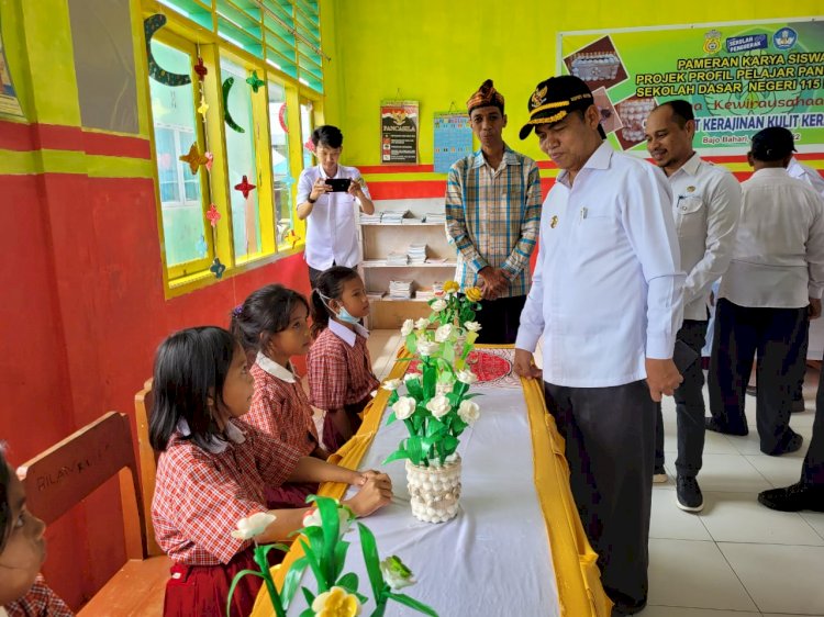 Siswa SDN 115 Buton Pamer Karyanya kepada Bupati