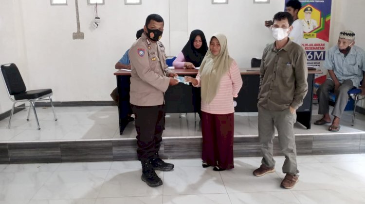 Pemdes Tumada Bagikan BLT-DD Sekaligus Lakukan Vaksinasi Massal