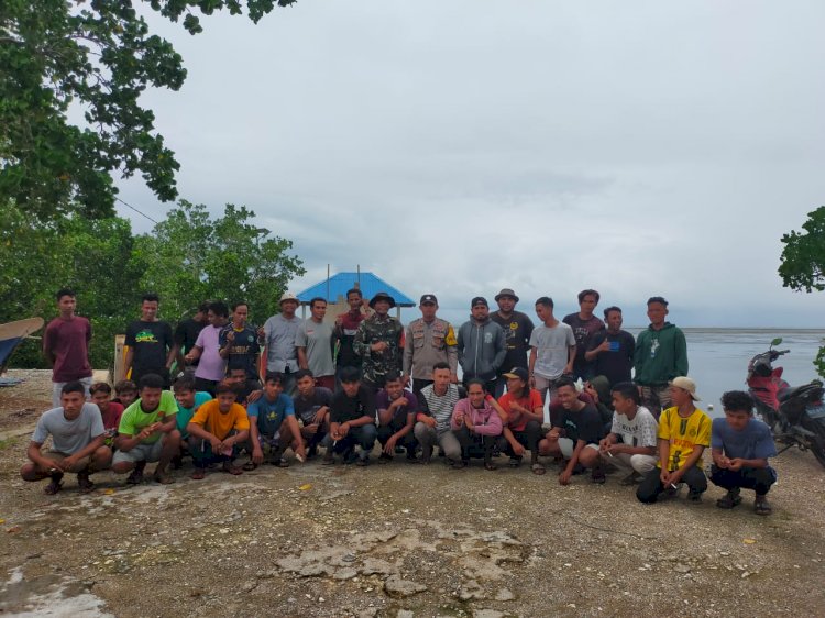 Bripka La Sahari dan Serda Nazam Mediasi Kelompok Pemuda Desa Koholimombono dan Wabula 1
