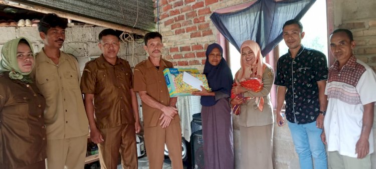 Pemdes Tumada Beri Bingkisan Kepada Warganya yang Melahirkan di Puskesmas