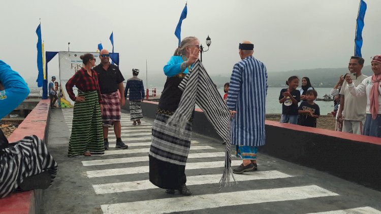 Turis Asing Ikut Peragaan Busana Adat Buton di Ajang Fashion Week Festival Teluk Pasarwajo
