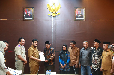 Pemkab Buton Serahkan 189 Sertifikat Tanah PTSL kepada Warga Desa Wabula 1