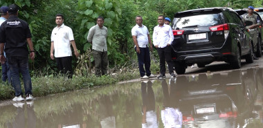 Bupati Buton Perintahkan PUPR Segera Perbaiki Jalan Poros Wabula-Pasarwajo yang Sering Tergenang Saat Hujan