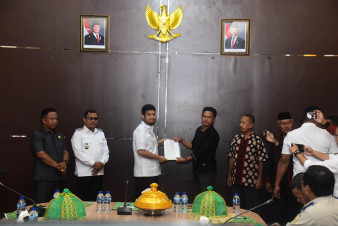 BPN Serahkan Sertifikat Aset Pemkab Buton dan Program PTSL kepada Warga